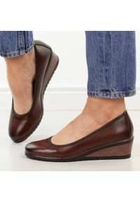 Brązowe czółenka damskie na koturnie Vinceza 58628. Okazja: na co dzień. Nosek buta: okrągły. Kolor: brązowy. Materiał: skóra. Szerokość cholewki: normalna. Sezon: wiosna, lato, jesień. Obcas: na koturnie. Styl: casual, klasyczny, elegancki #1