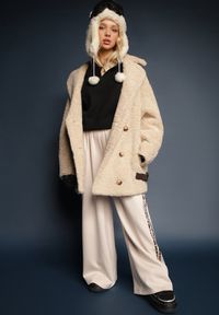 Renee - Czarny Krótki Sweter z Trójkątnym Dekoltem Ozdobiony Kołnierzykiem Savalin. Okazja: na co dzień. Kolor: czarny. Materiał: bawełna, jeans, skóra. Długość: krótkie. Wzór: aplikacja. Styl: casual, elegancki