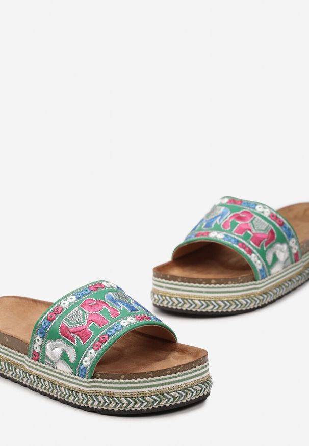 Born2be - Zielone Klapki na Ozdobnej Podeszwie z Haftowanymi Słoniami Risatta. Okazja: na spacer. Nosek buta: otwarty. Kolor: zielony. Materiał: len. Wzór: haft. Sezon: lato. Styl: elegancki, boho