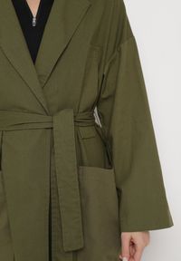 Born2be - Zielony Płaszcz Oversize z Wiązanym Paskiem Ziyanna. Kolor: zielony. Materiał: materiał. Długość: długie. Wzór: aplikacja #3