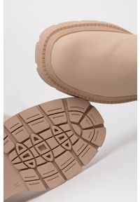 Answear Lab Kozaki damskie kolor beżowy. Nosek buta: okrągły. Kolor: beżowy. Materiał: guma. Szerokość cholewki: normalna. Obcas: na platformie. Styl: wakacyjny