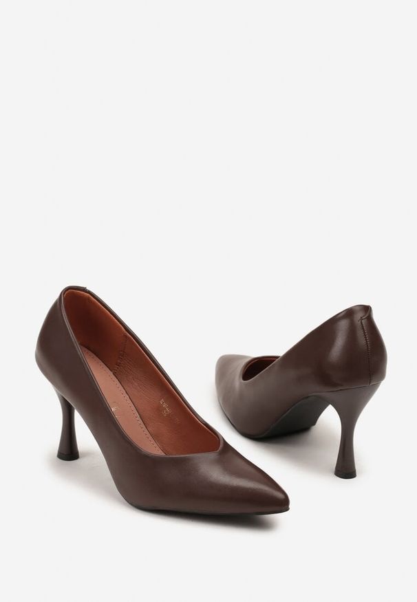 Renee - Brązowe Szpilki Vices na Klepsydrowym Obcasie ze Skórzaną Wkładką Muzite. Okazja: na spotkanie biznesowe. Kolor: brązowy. Materiał: skóra. Obcas: na obcasie. Styl: biznesowy, klasyczny. Wysokość obcasa: średni