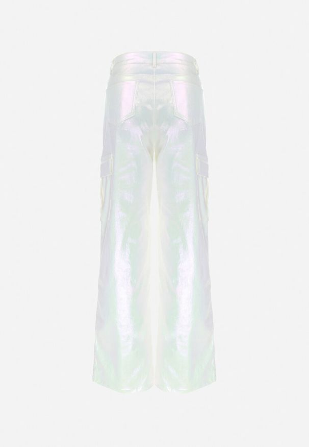 Born2be - Białe Spodnie Bojówki z Metalicznym Połyskiem i Bocznymi Kieszeniami Ommess. Kolor: biały