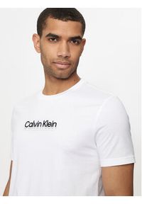 Calvin Klein T-Shirt Flock Logo K10K113118 Biały Regular Fit. Kolor: biały. Materiał: bawełna