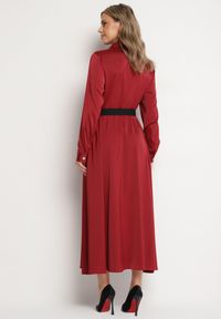 Born2be - Bordowa Sukienka Szmizjerka z Satyny Ozdobiona Paskiem i Imitacjami Kieszeni Vamilea. Okazja: na co dzień. Kolor: czerwony. Materiał: satyna. Wzór: aplikacja. Typ sukienki: szmizjerki. Styl: casual, elegancki, klasyczny #7
