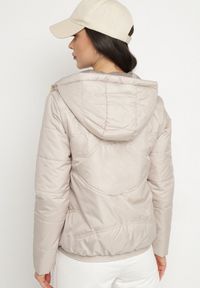 Born2be - Beżowa Casualowa Kurtka z Kapturem i Ozdobnymi Sznurkami Evialinae. Okazja: na co dzień. Typ kołnierza: kaptur. Kolor: beżowy. Materiał: poliester, jeans. Styl: casual #5