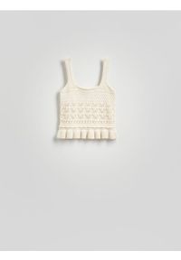Reserved - Dzianinowy top - kremowy. Kolor: kremowy. Materiał: dzianina. Styl: klasyczny #1