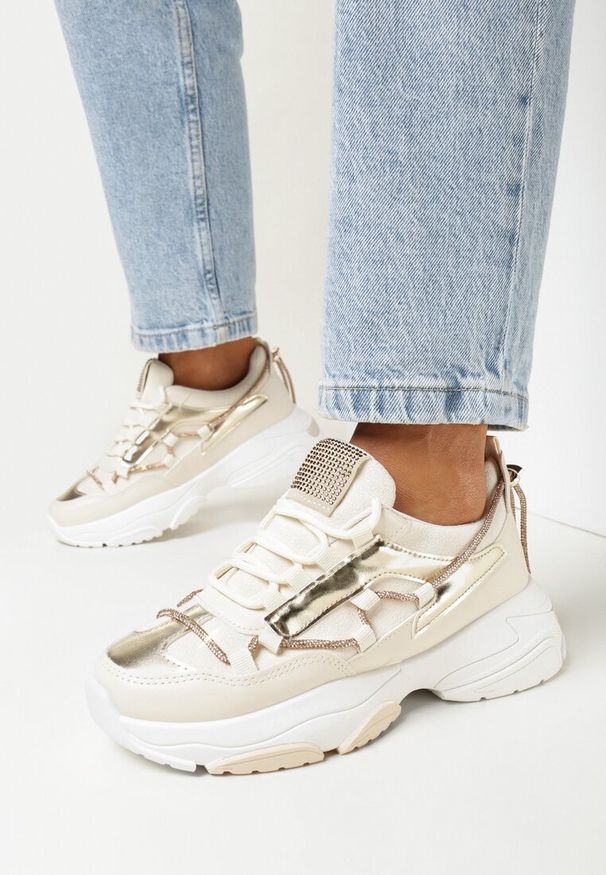Born2be - Beżowe Sneakersy z Dekoracyjnym Sznurkiem z Cyrkoniami Katalynne. Okazja: na co dzień. Nosek buta: okrągły. Zapięcie: sznurówki. Kolor: beżowy. Materiał: jeans, materiał. Wzór: aplikacja. Obcas: na obcasie. Wysokość obcasa: niski