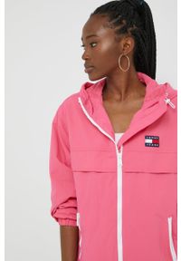 Tommy Jeans kurtka damska kolor różowy przejściowa oversize. Kolor: różowy. Materiał: poliamid