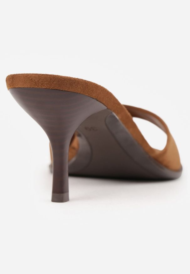 Renee - Jasnobrązowe Eleganckie Klapki VICES na Niskiej Szpilce z Imitacji Zamszu Hartar. Kolor: brązowy. Materiał: zamsz. Obcas: na obcasie. Styl: elegancki. Wysokość obcasa: średni