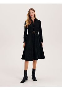 Reserved - Rozkloszowana sukienka midi - czarny. Kolor: czarny. Materiał: zamsz, materiał. Długość: midi