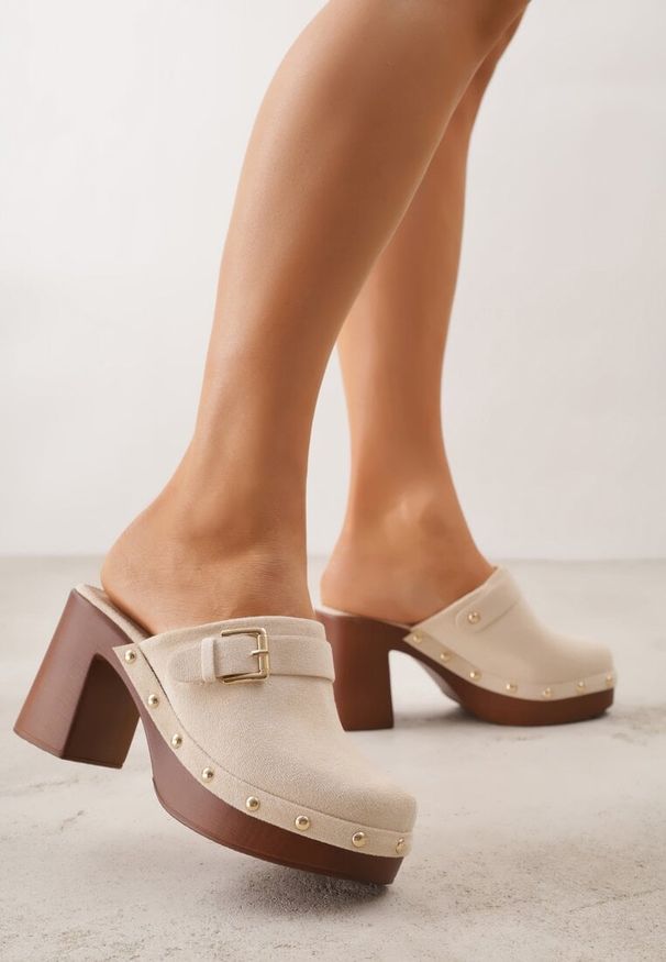 Renee - Beżowe Klapki na Słupku w Stylu Chodaków z Klamrami i Nitami Semelaia. Okazja: na co dzień. Kolor: beżowy. Wzór: aplikacja. Obcas: na słupku. Styl: casual, boho