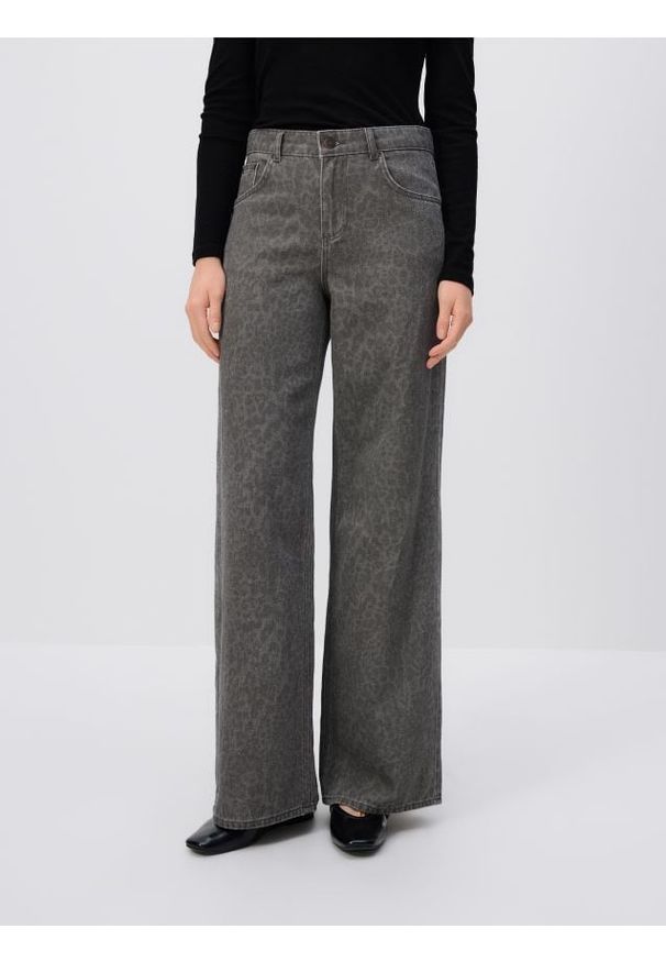 Reserved - Jeansy baggy fit w panterkę - szary. Kolor: szary. Wzór: motyw zwierzęcy