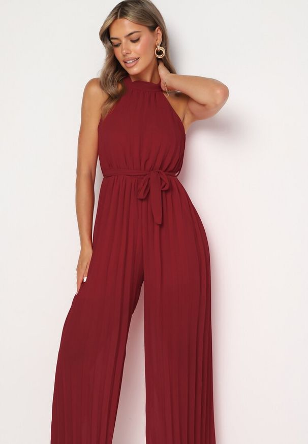 Born2be - Bordowy Taliowany Kombinezon z Dekoltem Typu Halter z Gumką w Pasie i Materiałowym Paskiem Xolefia. Okazja: na co dzień, na imprezę. Kolor: czerwony. Materiał: materiał. Styl: elegancki, casual