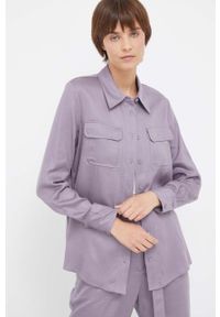 Calvin Klein koszula damska kolor fioletowy regular z kołnierzykiem klasycznym. Typ kołnierza: kołnierzyk klasyczny. Kolor: fioletowy. Materiał: tkanina, włókno, materiał. Długość: długie. Styl: klasyczny #1