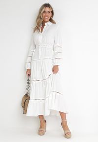 Born2be - Biała Sukienka z Paskiem Dorica. Kolor: biały. Długość rękawa: długi rękaw. Wzór: aplikacja, ażurowy. Sezon: lato. Typ sukienki: koszulowe. Styl: boho. Długość: maxi #6