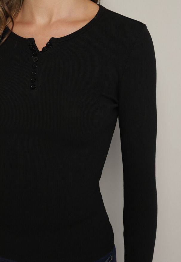 Born2be - Czarna Prążkowana Bawełniana Bluzka z Guzikami Sarwiwi. Okazja: na co dzień. Kolor: czarny. Materiał: bawełna, prążkowany. Styl: casual