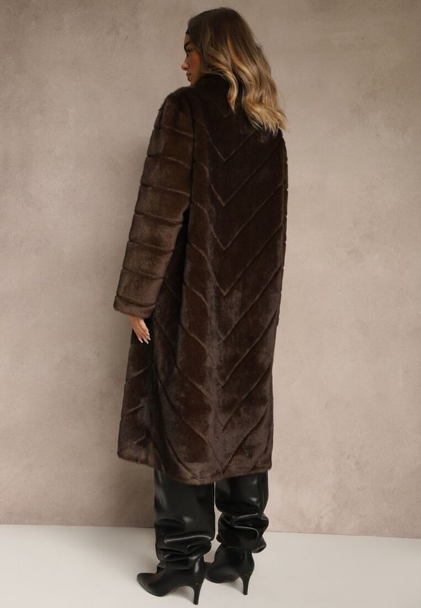 Renee - Brązowy Płaszcz Futerko o Długim Kroju z Przeszyciami i Stójką Zeniera. Typ kołnierza: kołnierzyk stójkowy. Kolor: brązowy. Materiał: futro. Długość rękawa: długi rękaw. Długość: długie. Styl: klasyczny, elegancki