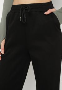 Born2be - Czarne Spodnie Dresowe Szerokie z Wiskozą Elaniris. Okazja: na co dzień. Kolor: czarny. Materiał: wiskoza, dresówka. Długość: do kostek. Styl: casual, elegancki #4