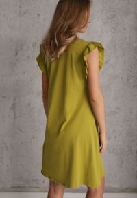 Renee - Ciemnozielona Trapezowa Sukienka z Elastycznej Bawełny z Falbankami Przy Ramionach Aleradia. Typ kołnierza: kołnierz z falbankami. Kolor: zielony. Materiał: bawełna. Długość rękawa: krótki rękaw. Wzór: aplikacja. Sezon: lato. Typ sukienki: trapezowe. Długość: mini #4