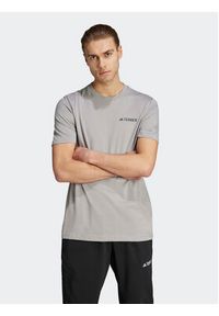Adidas - adidas T-Shirt IL5064 Szary Regular Fit. Kolor: szary. Materiał: bawełna