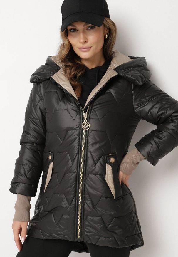 Born2be - Czarna Pikowana Kurtka z Kapturem i Rękawami ze Ściągaczami Melorisea. Okazja: do pracy, na spacer, na spotkanie biznesowe. Typ kołnierza: kaptur. Kolor: czarny. Materiał: dzianina, jeans. Styl: elegancki, biznesowy