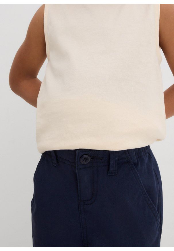 bonprix - Spodnie chinosy slim fit z regulowaną talią, straight. Kolor: niebieski