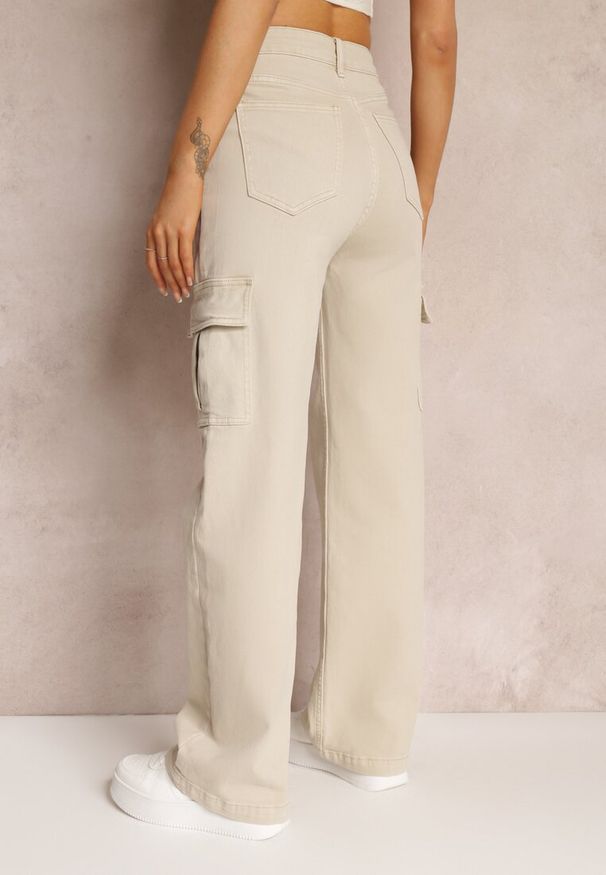 Renee - Jasnobeżowe Jeansy Cargo High Waist z Kieszeniami Anora. Stan: podwyższony. Kolor: beżowy. Wzór: aplikacja