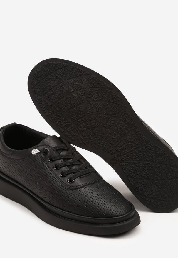 Renee - Czarne Sneakersy Skórzane z Perforacją i Ozdobą Neorielina. Okazja: na co dzień. Kolor: czarny. Materiał: skóra. Wzór: aplikacja