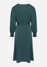 Born2be - Zielona Rozkloszowana Sukienka z Ozdobnymi Guzikami i Wiązanym Paskiem Annorael. Okazja: na spacer, na spotkanie biznesowe. Typ kołnierza: dekolt w kształcie V. Kolor: zielony. Długość rękawa: długi rękaw. Styl: elegancki, klasyczny, biznesowy #2