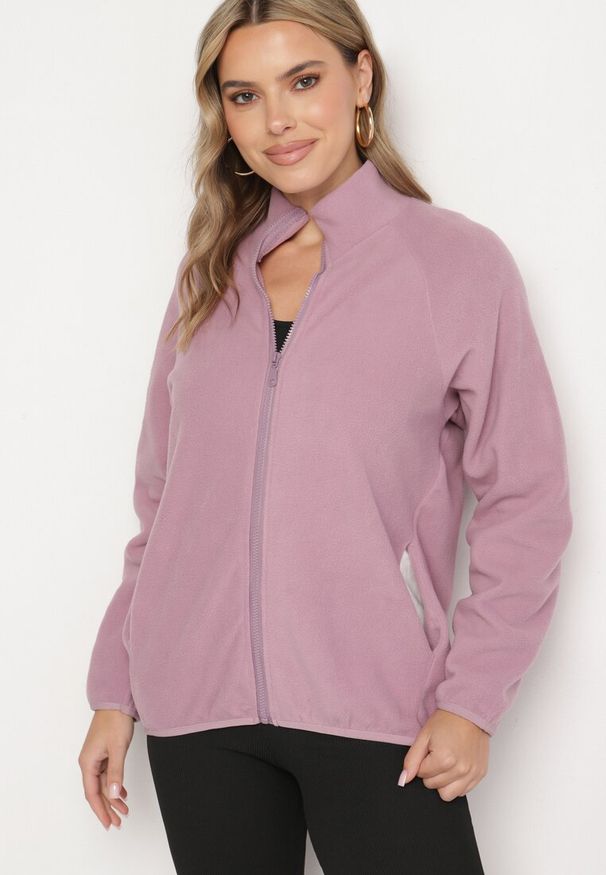 Born2be - Fioletowa Bluza na Suwak o Prostym Kroju ze Stójką i Kieszeniami Esamira. Okazja: na co dzień. Typ kołnierza: kołnierzyk stójkowy. Kolor: fioletowy. Materiał: jeans. Długość rękawa: długi rękaw. Długość: długie. Styl: casual, elegancki