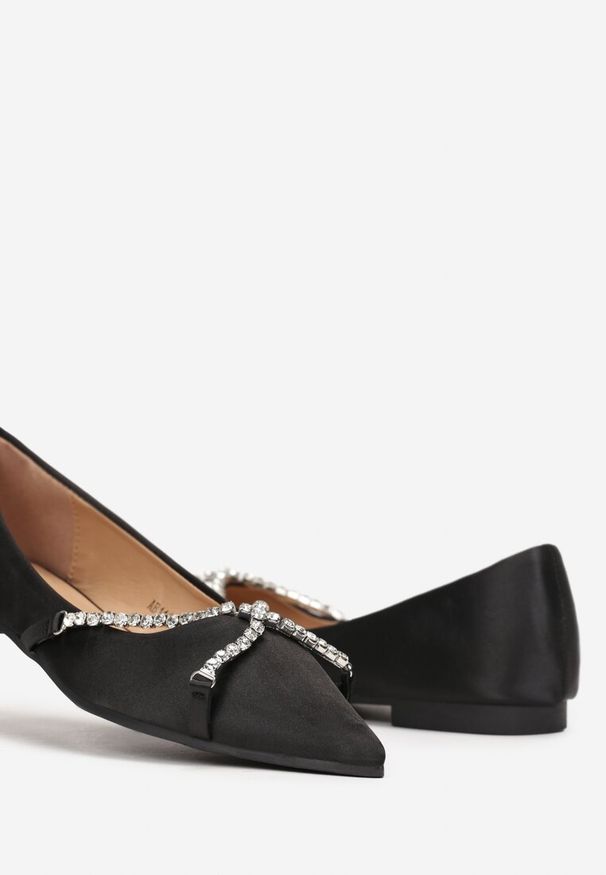 Born2be - Czarne Balerinki na Płaskiej Podeszwie ze Szpiczastym Noskiem i Cyrkoniami Inestika. Nosek buta: szpiczasty. Kolor: czarny. Obcas: na płaskiej podeszwie
