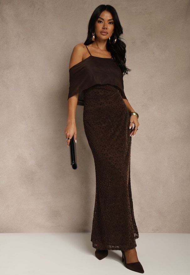 Renee - Brązowa Sukienka o Asymetrycznym Kroju Ozdobiona Falbaną Owedia. Kolor: brązowy. Materiał: poliester. Wzór: aplikacja. Typ sukienki: asymetryczne. Styl: elegancki