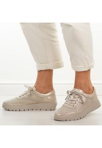 Złote ażurowe skórzane półbuty damskie Vinceza 79629. Okazja: na co dzień. Nosek buta: okrągły. Zapięcie: sznurówki. Kolor: złoty. Szerokość cholewki: normalna. Wzór: ażurowy. Materiał: skóra. Sezon: wiosna, lato. Styl: casual, klasyczny, elegancki #1