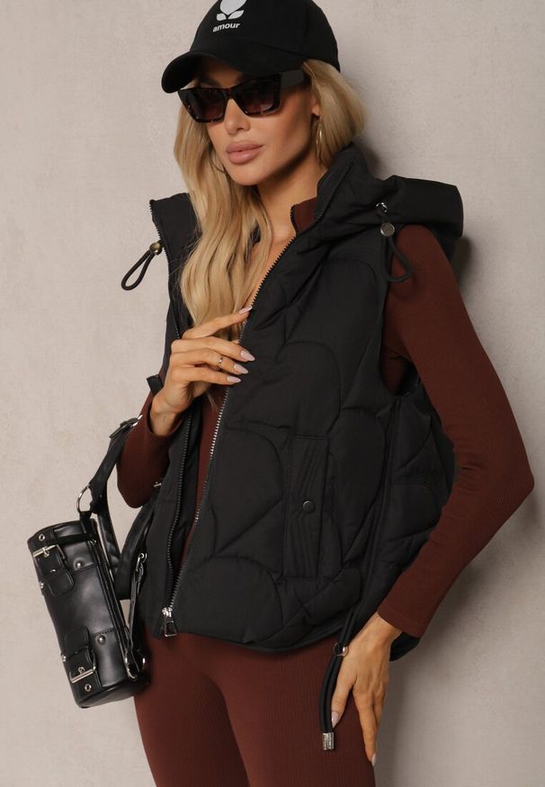 Renee - Czarna Kamizelka z Sorony z Kapturem i Kieszeniami z Pikowanym Przeszyciem Nairora. Okazja: na co dzień. Typ kołnierza: kaptur. Kolor: czarny. Materiał: jeans. Styl: klasyczny, sportowy, casual, wizytowy, elegancki