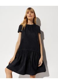 MONCLER - Czarna sukienka z falbanką. Kolor: czarny. Materiał: materiał. Długość: mini