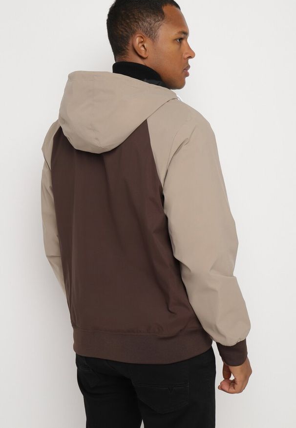 Born2be - Brązowa Kurtka Wiatrówka z Kapturem i Ociepleniem Nevelaera. Okazja: na co dzień. Typ kołnierza: kaptur. Kolor: brązowy. Materiał: jeans, materiał. Sezon: wiosna, jesień. Styl: casual, klasyczny, sportowy