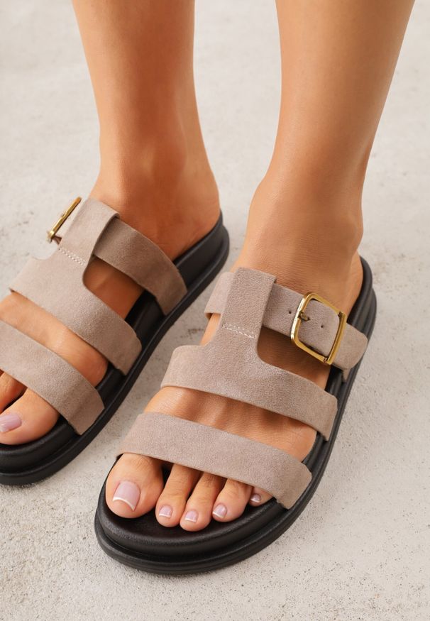 Born2be - Ciemnobeżowe Klapki z Geometryczną Cholewką i Klamrą z Boku Endrita. Okazja: na co dzień. Kolor: beżowy. Wzór: geometria. Styl: casual, klasyczny