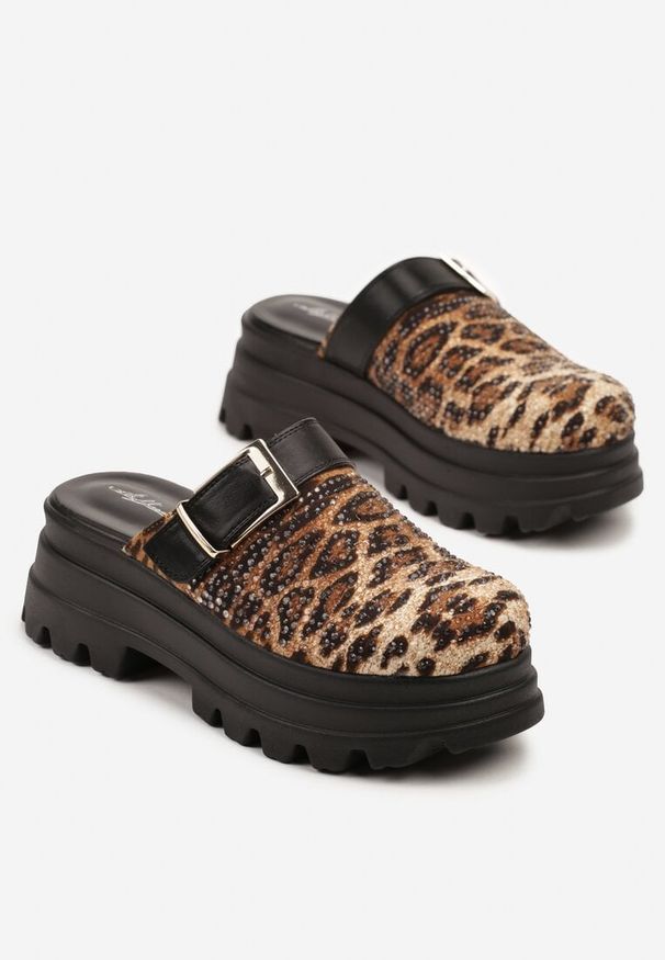 Renee - Panterkowe Klapki Typu Chodaki na Tłoczonej Platformie Zdobione Sprzączką Sorelenna. Okazja: na co dzień. Materiał: jeans. Wzór: aplikacja. Obcas: na platformie. Styl: casual, elegancki