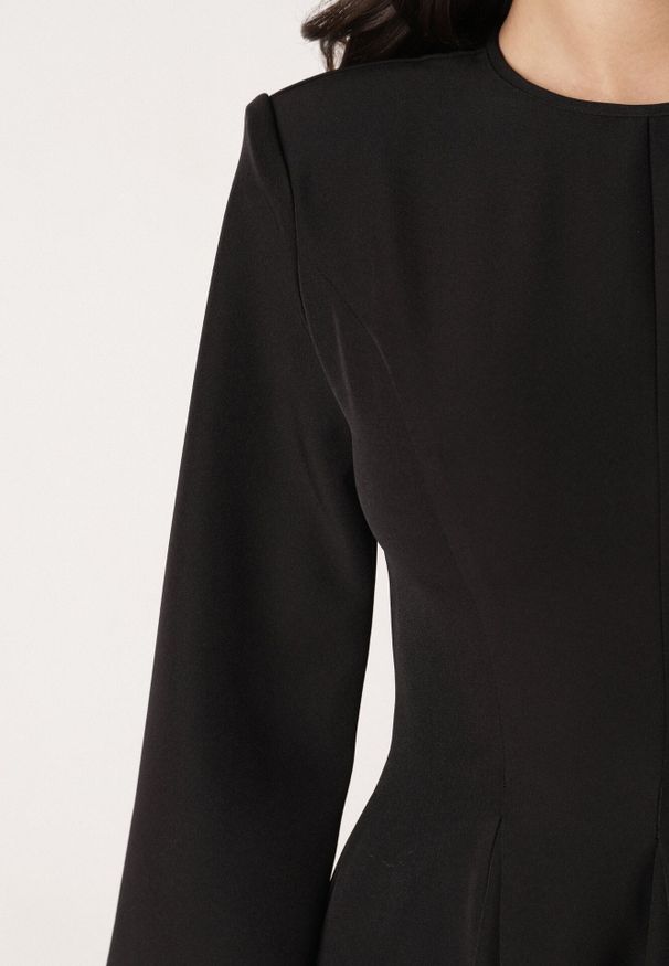 Born2be - Czarna Sukienka VICES o Rozkloszowanym Kroju z Szerokimi Rękawami Natemia. Okazja: na wesele, na imprezę, na ślub cywilny. Kolor: czarny. Materiał: futro. Styl: klasyczny