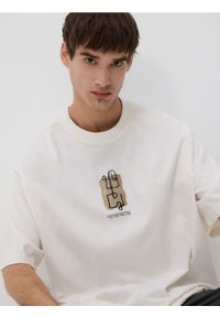 Reserved - T-shirt boxy z nadrukiem na plecach - beżowy. Kolor: beżowy. Materiał: dzianina, bawełna. Wzór: nadruk #1