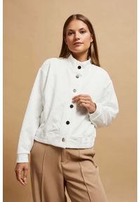 MOODO - Bluza z ozdobnymi guzikami perłowa. Kolor: biały. Materiał: poliester, elastan #1