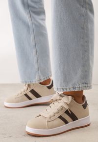 Born2be - Beżowo-Brązowe Sneakersy z Ozdobnymi Naszywkami z Boku Galdexis. Okazja: na co dzień, do pracy, na spacer. Zapięcie: pasek. Kolor: beżowy. Materiał: jeans. Wzór: aplikacja. Sport: turystyka piesza #1