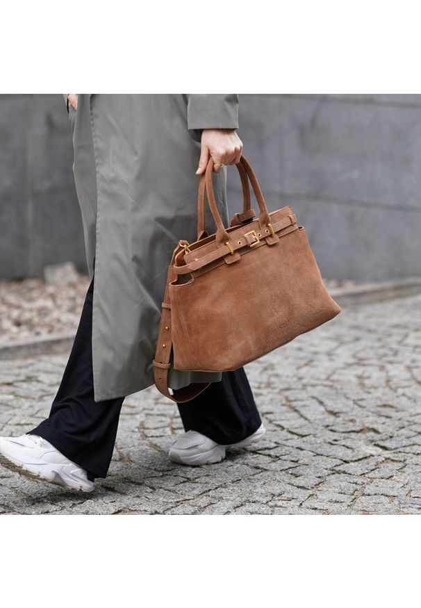 Shopperka zamszowa Solier FL41 Liv cappucino. Sezon: wiosna. Materiał: skórzane. Styl: klasyczny, elegancki, casual. Rodzaj torebki: na ramię