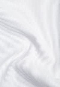 Renee - Biały Dopasowany T-shirt z Marszczeniem z Bawełnianej Tkaniny w Prążki Assarena. Okazja: na co dzień. Kolor: biały. Materiał: bawełna, tkanina. Wzór: prążki. Styl: elegancki, casual #3