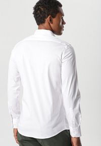 Born2be - Biała Koszula Diomelle. Kolor: biały. Materiał: jeans. Styl: klasyczny #3