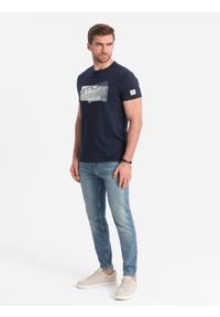 Ombre Clothing - Męski t-shirt bawełniany z logotypem - granatowy V3 OM-TSPT-0139 - XXL. Okazja: na co dzień. Kolor: niebieski. Materiał: bawełna. Wzór: nadruk. Styl: klasyczny, casual, elegancki #3