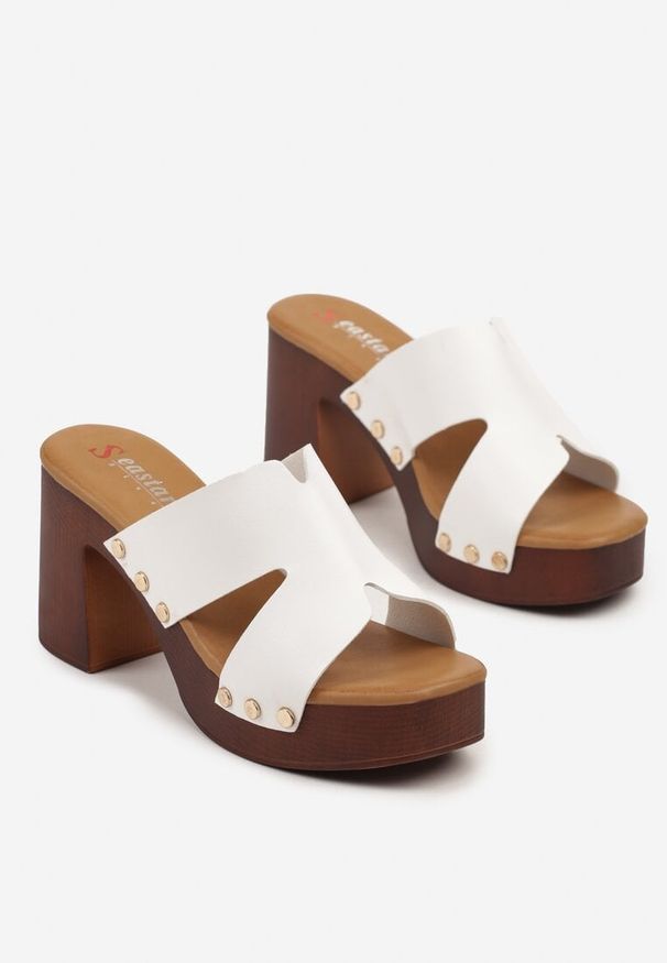 Born2be - Białe Klapki Drewniaki na Słupku z Ozdobnymi Wycięciami w Cholewce Fevireia. Okazja: na co dzień. Kolor: biały. Materiał: jeans. Obcas: na słupku. Styl: elegancki, casual