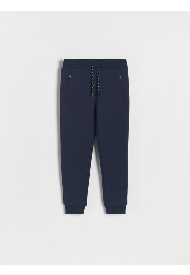 Reserved - Dresowe spodnie jogger - granatowy. Kolor: niebieski. Materiał: dresówka