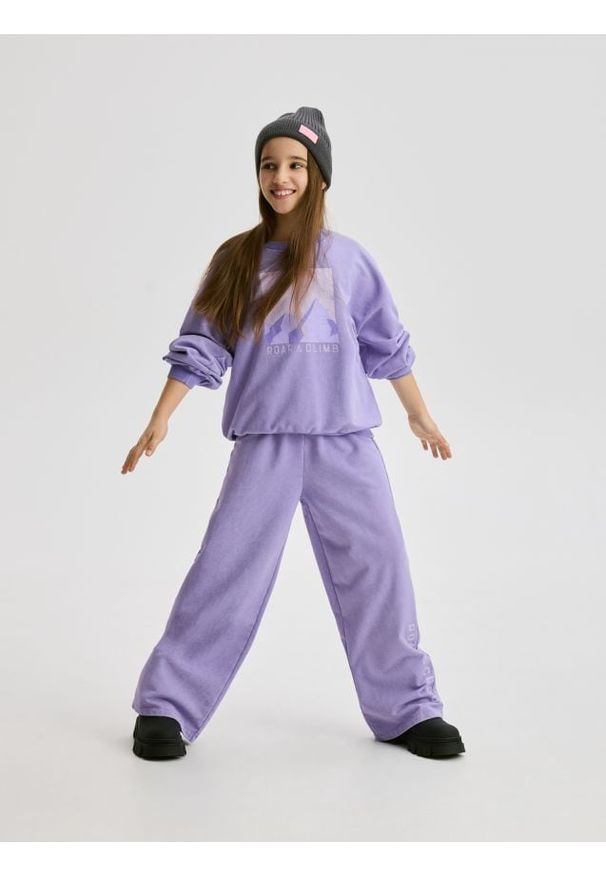 Reserved - Spodnie dresowe z nadrukiem - fioletowy. Kolor: fioletowy. Materiał: dresówka. Wzór: nadruk